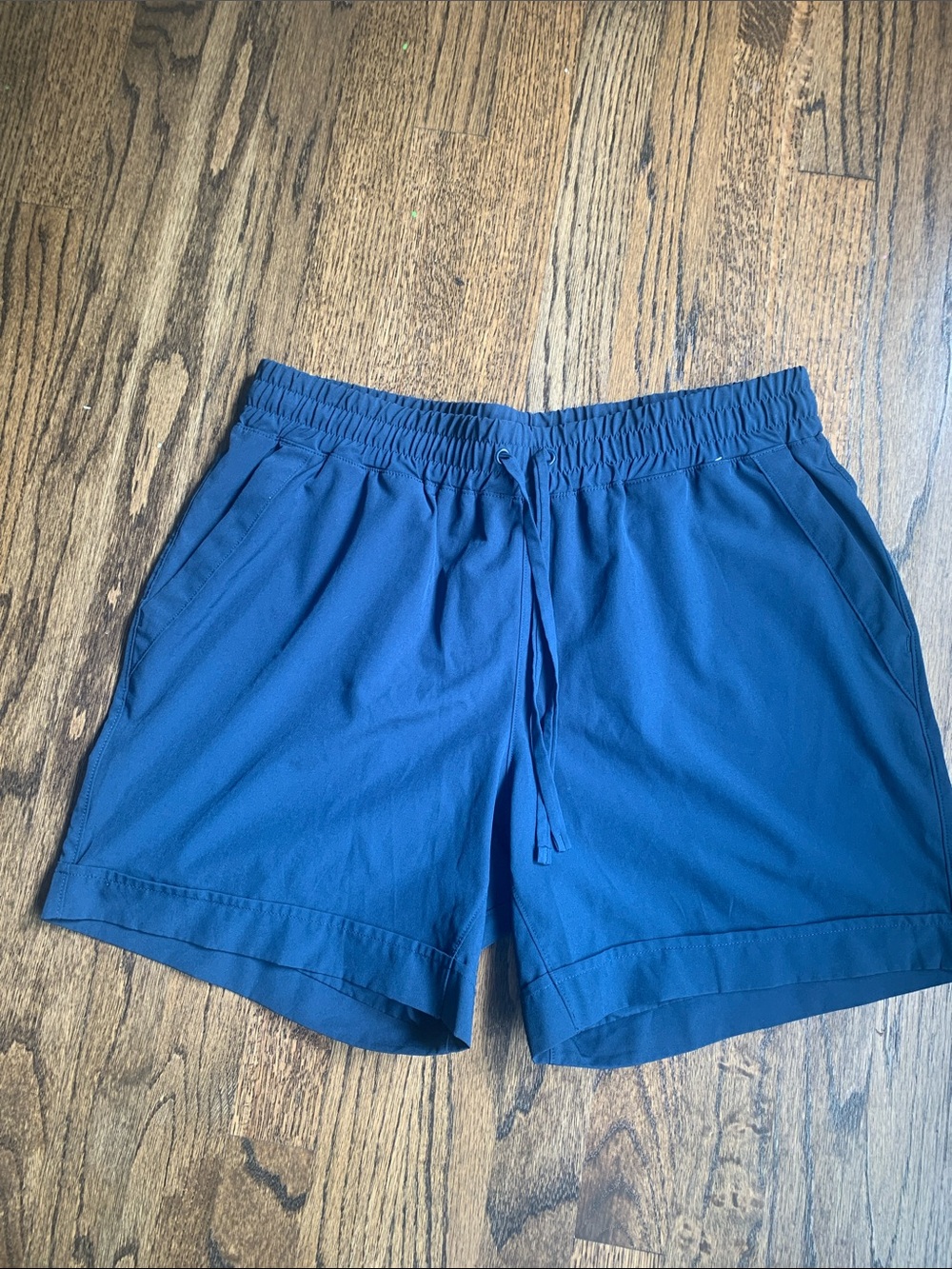 M walking shorts nwot
